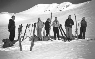 Photo03_Downhill_skis_used_for_touring_1950s